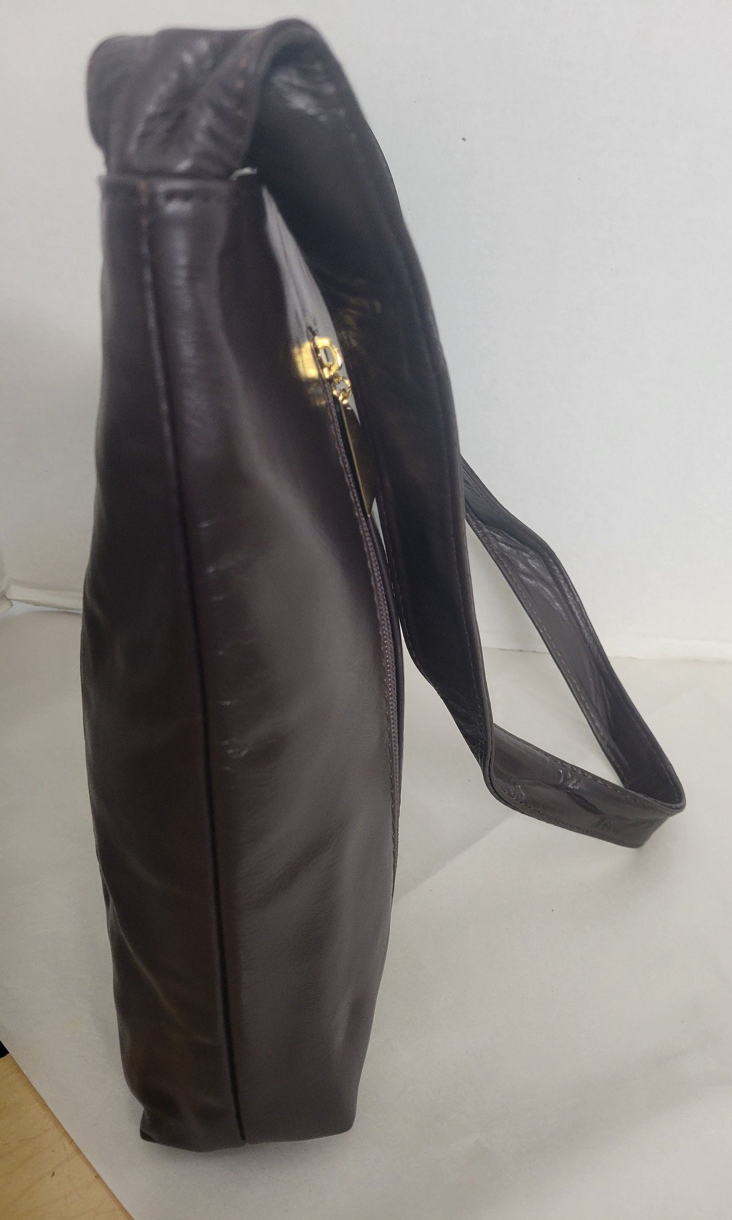 Brown leather handbag! Two left and right pockets. Made in USA.